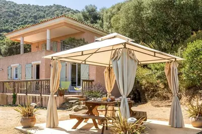 Image de Villa avec piscine et vue sur la mer dans un écrin de nature proche de la plage