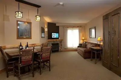 Image de Piscine d'accès, bain à remous, gymnase et arcade | Suite + cheminée, spa sur place