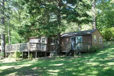 Image de Cabine de 2 chambres Nichée dans les pins sur le lac tranquille