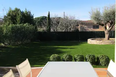 Image de A 300 m de la plage, ravissante maison récente à St Tropez avec grand jardin