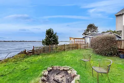 Image de Bayview home w / bain Ă remous, grande cour, terrasse au bord de la baie et une vue magnifique!