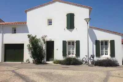 Image de Agréable maison ensoleillée avec terrasse et jardin, proche de la plage.