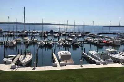 Image de The Boat House Ii: Condo confortable. Vue imprenable sur le lac Charlevoix. Ville \/ plage \/ piscine