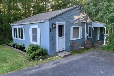 Image de Cottage dans les arbres et près de la mer