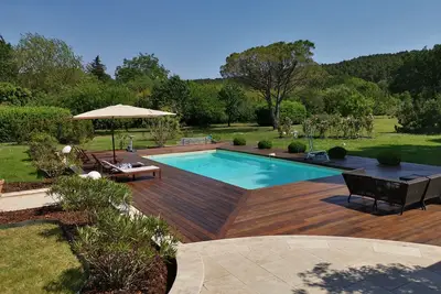 Image de Mas en Provence climatisé avec piscine et jardin a cote ecole Ibs Provence