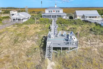 Image de Fairwinds: Une maison de bord de mer accueillante construite pour divertir à l'intérieur et à l'extérieur