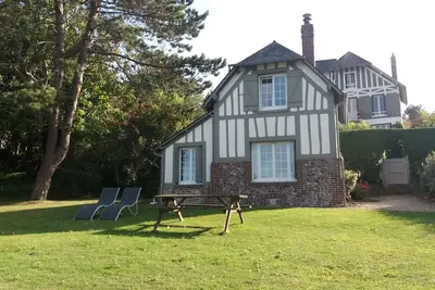 Image de Maison de charme vue mer à travers un jardin paysager, à 3 minutes de la plage.