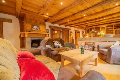 Image de Spacieux appart 5 ch au cœur du village, charme savoyard, WiFi, cheminée décorative