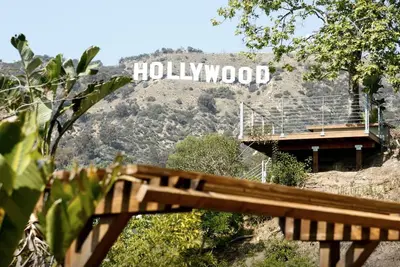 Image de Détendez-vous sur la terrasse spacieuse et profitez du panneau Hollywood et des vues sur le canyon luxuriant