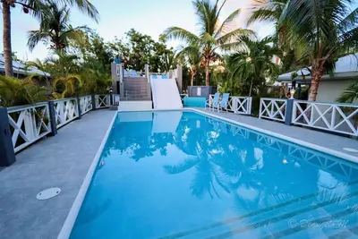 Image de Villa design près de Pelican Beach, Waterslide, vélos, kayaks - 4 ou 5 chambres à coucher