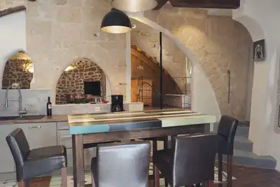 Image de Appartement Ecusson Centre historique Grand 3 pièces dans immeuble du 13ème siè