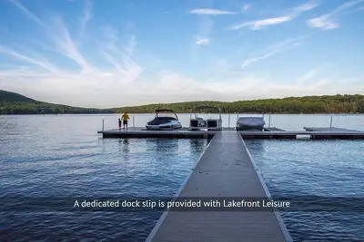 Image de Lakefront Leisure - Grand lotissement en bord de lac avec quai