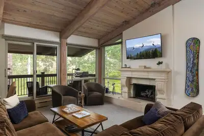 Image de Ski-in / Ski-out! Top of the Village Condo