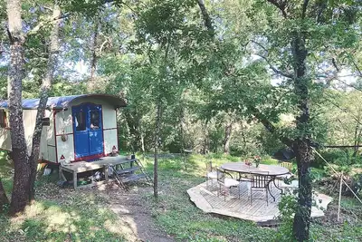 Image de Roulotte Authentique et une Cabane Vitrée en Pleine Nature.
