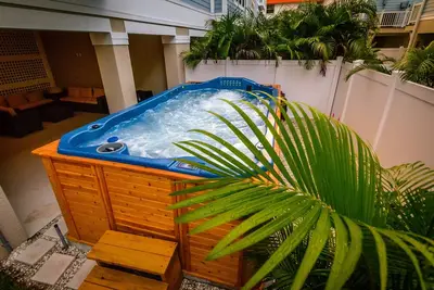 Image de Grande maison avec un spa de nage géant + Pas de sable!