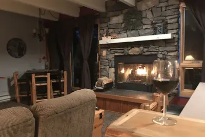 Image de À pied du centre-ville et des pistes - Condo de montagne confortable à une chambre