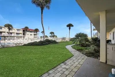 Image de L'évasion de l'île! unité 115 Condo rénové en bord de mer! À quelques pas de la plage et de la piscine
