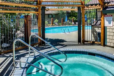 Image de Nouvelle Liste! Condo lumineux w / piscine ext��rieure partagée, bain à remous, tennis, sauna