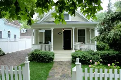 Image de Cottage pittoresque dans la vieille ville Steps To magasins et restaurants