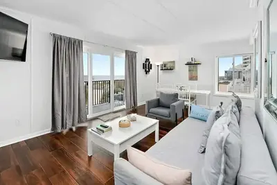 Image de Stunning RÉNOVÉ Direct Beachfront Corner Unit