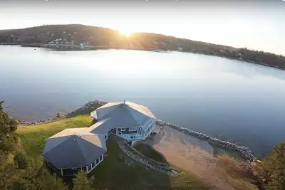 Image de Spectaculaire domaine riverain sur la Rive-Sud!