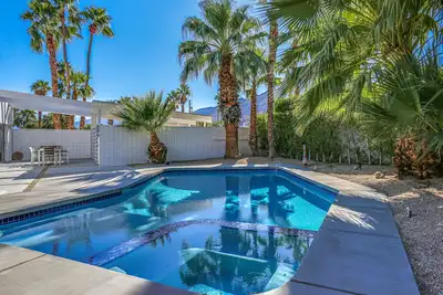 Image de Mid Century par Alexander Homes. Wm. Krisel design, 1959 luxe avec piscine, spa et vue