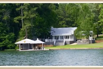 Image de Un bijou sur le lac Martin, tout près de Chuck Marina, Chimney Rock, & Union Boat Ramp