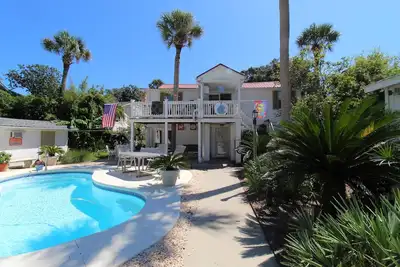 Image de Cottage Folly ~ 3 chambres en bas Apt. w / Accès à la piscine!