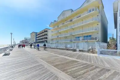 Image de Immense magnifique condo front de mer direct Boardwalk avec piscine et une vue incroyable