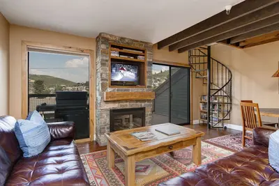 Image de Superbe Vieille Ville 3 Bed / 2 Bath Condo. Marche Facile Vers la rue Principale. et les Pistes