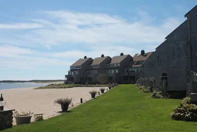 Image de Marcher jusqu'à la piscine et la plage. Maison de ville avec vue sur l'océan!