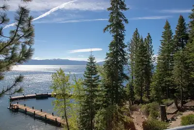 Image de Superbe propriété au bord du lac 4 acres avec piscine privée jetées de plage et bouées Vues! ! ! !
