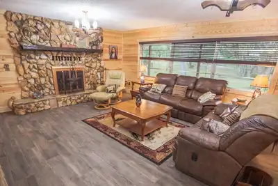 Image de Belle Maison De Retraite Sur 4 Acres À Pied De La FORÊT! !