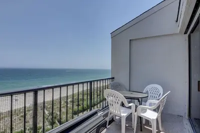 Image de Station One - 8i From - condo en front de mer avec piscine communautaire, tennis, plage