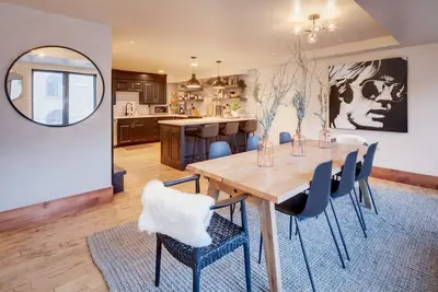 Image de 4br Mountain Modern - Au cœur de la rue principale, à un pâté de maisons de l'ascenseur de la ville