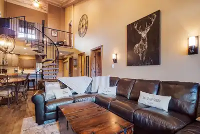 2018 remodeler! Condo familial et convivial à 2 pâtés de maisons de Main St - 2 suites king master