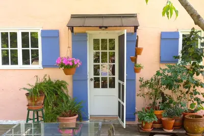 Image de Belle maison de campagne sereine de style français avec cuisine du chef + patio extérieur