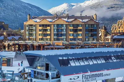 Image de Suite élégante pour 6 personnes avec mezzanine + cheminée dans la montagne incroyable