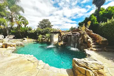 Image de Prix SPÉCIAL Automne! Immense style Resort GetAway, piscine, spa, toboggan, plage Walk 2.