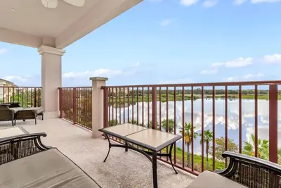 Image de Vista Cay Resort Penthouse / 4e étage avec vue sur le lac / unité de coin / à côté de la rue principale
