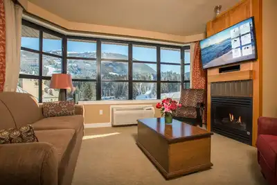 Image de Superbe suite 2 chambres Slope-Side avec vue imprenable sur la montagne