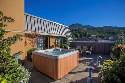 Superbe suite Slopeside 1 chambre avec balcon privé et bain à remous! ! !