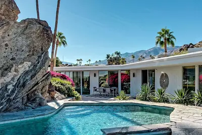 Image de Gated Celebrity Estate avec vue panoramique sur la ville