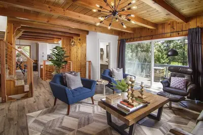 Image de Chuchotant pin | Luxe 4bd / 2ba, Slps 10, Dock, Dans le village