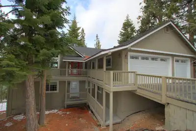 Image de Luxueux 3700 pieds carrés. Maison de 5 chambres avec vue imprenable sur la montagne