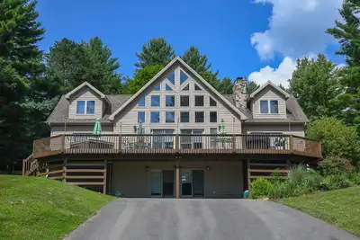 Image de Chalet avec vue sur le lac et quai juste en face!