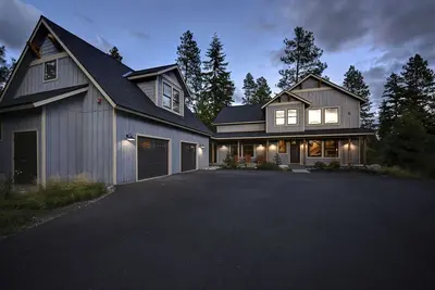 Image de Suncadia Nelson Preserve Farmhouse Cabin avec grand foyer et bain Ă remous