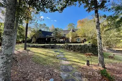 Image de Goût du lac Martin, maison familiale de luxe au bord du lac, à 48 km d'Auburn