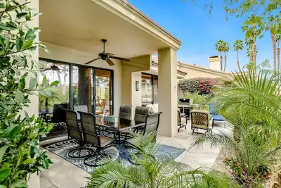 Image de Magnifique condo avec terrain de golf \/ vue sur la montagne, piscine partagée et spa