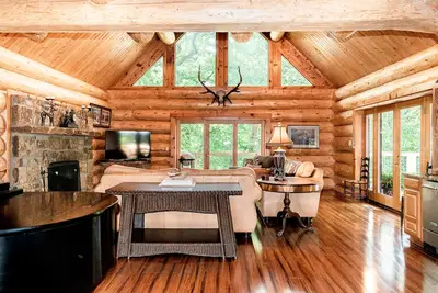 Image de Maison en bois rond isolée sur le lac Hamilton avec quai de bateau privé